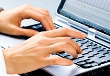 Certificado digital e-Jurídico é destinado para advogados. Mãos teclam em computador.