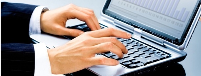 Certificado digital e-Jurídico é destinado para advogados. Mãos teclam em computador.