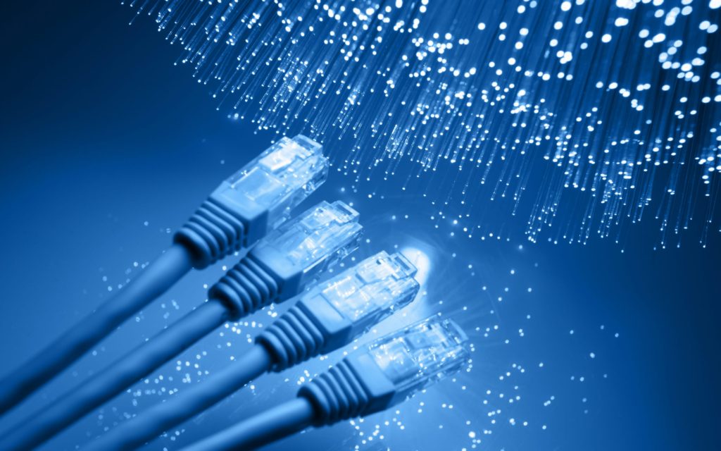 Imagem em fundo azul com quatro cabos de internet sendo molhados | Por que o certificado digital te protege de fraudes na internet?