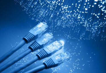 Imagem em fundo azul com quatro cabos de internet sendo molhados | Por que o certificado digital te protege de fraudes na internet?