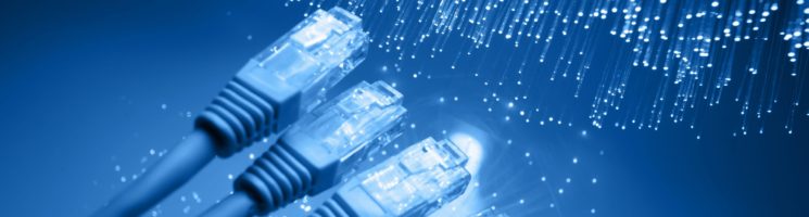 Imagem em fundo azul com quatro cabos de internet sendo molhados | Por que o certificado digital te protege de fraudes na internet?