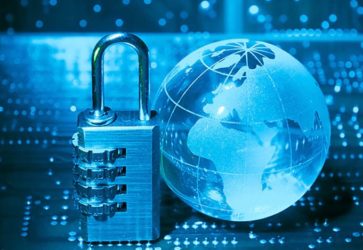 Imagem em fundo azul de um cadeado e um globo terrestre pequeno | O que é criptografia e por que ela é tão importante no certificado digital?