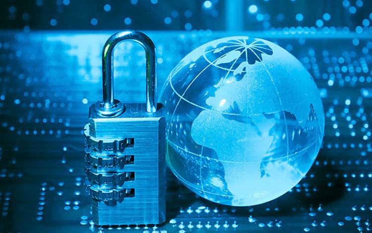 Imagem em fundo azul de um cadeado e um globo terrestre pequeno | O que é criptografia e por que ela é tão importante no certificado digital?