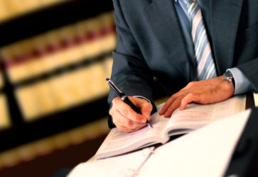 Qual a necessidade do certificado digital para advogados | Advogado de terno escrevendo sobre a mesa | Penta Certificação Digital