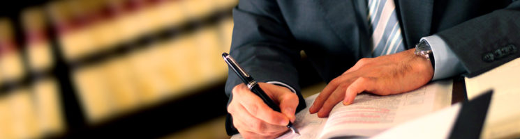 Qual a necessidade do certificado digital para advogados | Advogado de terno escrevendo sobre a mesa | Penta Certificação Digital
