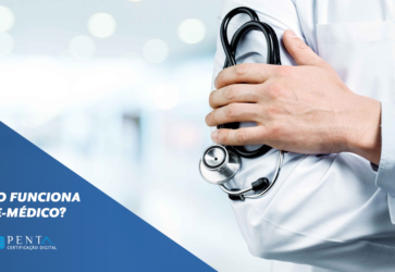 Como funciona a certificação digital para médicos - Cinco médicos posicionados um ao lado do outro com jaleco e sorridentes | Penta Certificação Digital