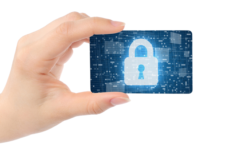 Tipos de certificação digital e para quem são recomendados - mão segurando um cartão criptografado | Penta Certificação Digital