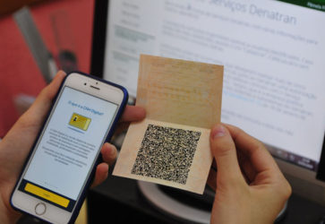 Como o e-cpf pode ajudar na emissão da cnh digital | Usuário segurando nas mãos a CNH Digital - Penta Certificação Digital