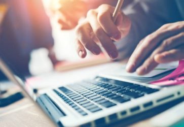 Como realizar a transferência de veículos com a certificação digital - Pessoa pesquisando no computador - Penta Certificação Digital