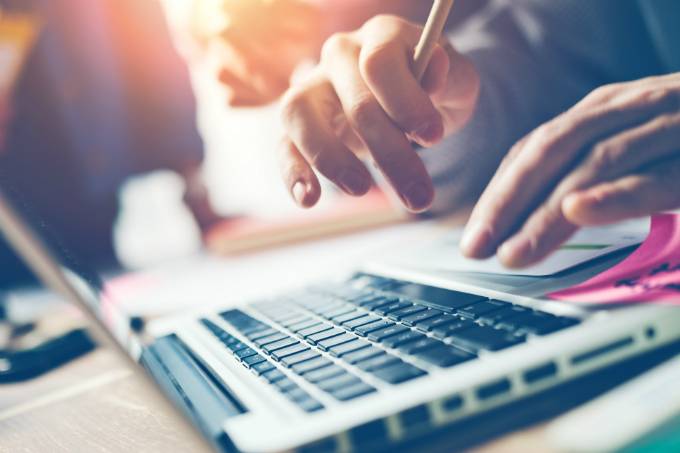 Como realizar a transferência de veículos com a certificação digital - Pessoa pesquisando no computador - Penta Certificação Digital