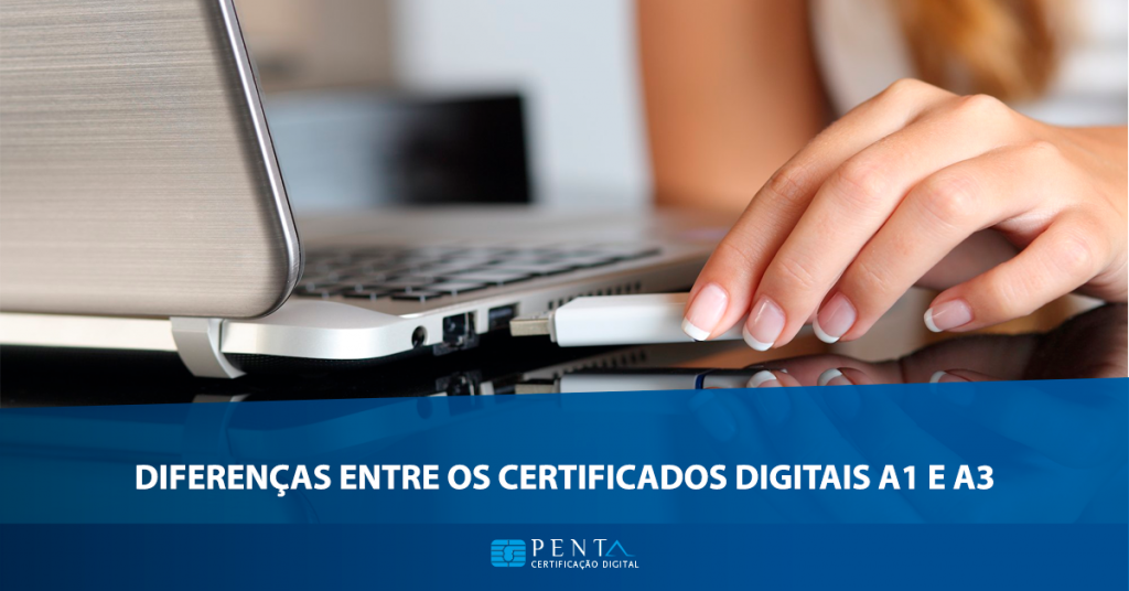 Mulher plugando pen drive no notebook