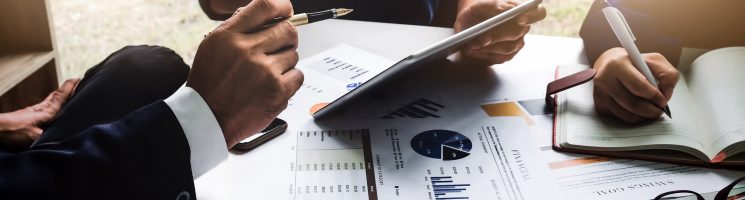 Reunião empresa mesa com papeis e tablet