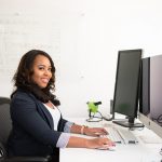Mulher trabalhando em escritório | Tudo o que você precisa saber sobre o eSocial